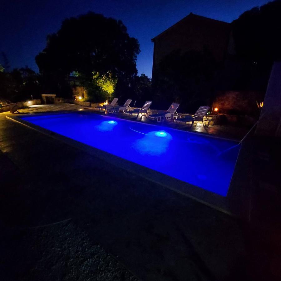 Eti And Mia Holiday Apartments Muntić Eksteriør billede